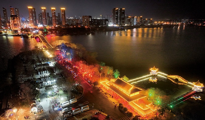 西雙湖景區(qū)流光溢彩.jpg